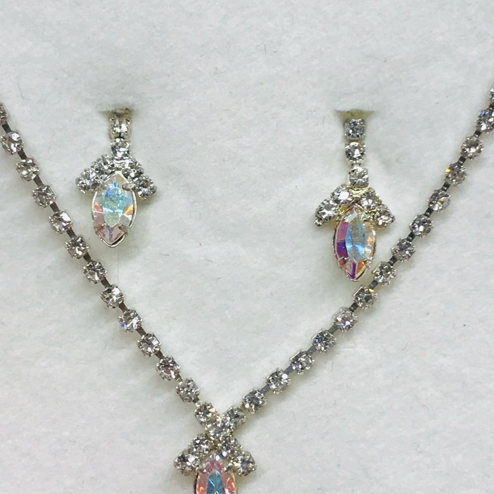 Dazzling Silver Necklace with Crystal Accents